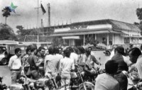 Image of 26 Dewan Mahasiswa mewakili perbagai perguruan tinggi di Jakarta bermaksud menyerahkan petisi mengenai Observasi ekses-ekses kampanye pemilu di Jawa Barat kepada pemerintah, 21 April 1977